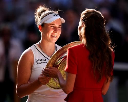 The Grace of Grass: Linda Noskova’s Wimbledon Coronation in Pure White