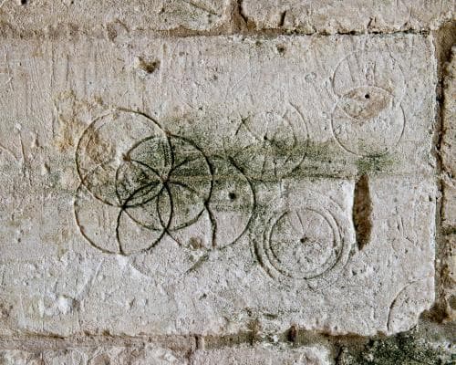 The Daisy Wheel Deception: Why the Ultra-Wealthy Are Reconsidering Their Medieval Manor’s ‘Witches’ Marks’