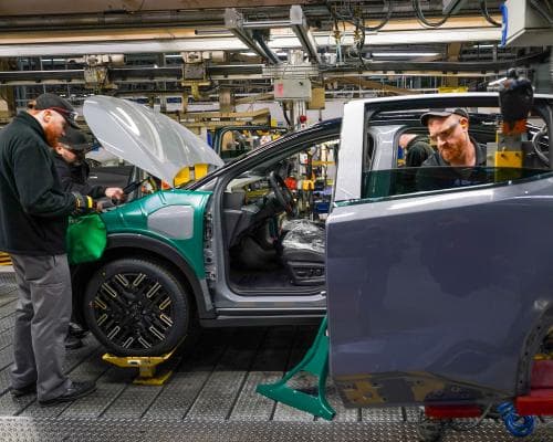 The Great Reverse: Carmakers Lobby to Keep the Combustion Engine Alive—and What It Means for the Wealthy