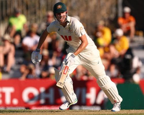 When the Pitch Turns Hostile: Cameron Green’s Quiet Heroism in Darwin’s Test of Grit