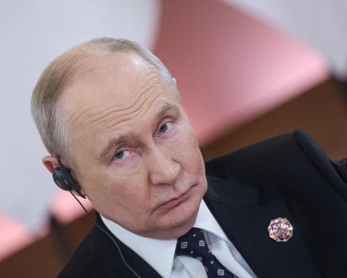 Putin Calls Musk a 'Genius' as Russia Races to Build Its Own Starlink